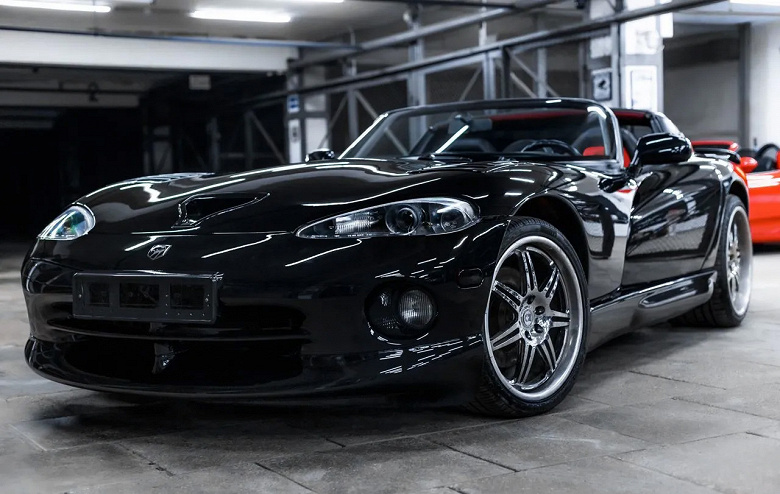 Мотор V8 456 л.с., задний привод и механическая коробка передач. В России на продажу выставили хардкорный Dodge Viper в идеальном состоянии